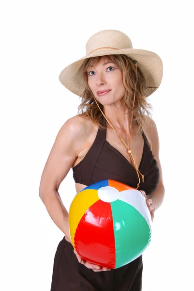 Belles femmes tenant un ballon de plage — Photo