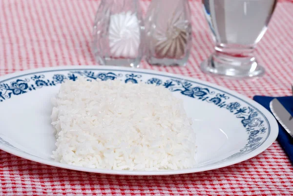 Кровать из белого риса — стоковое фото