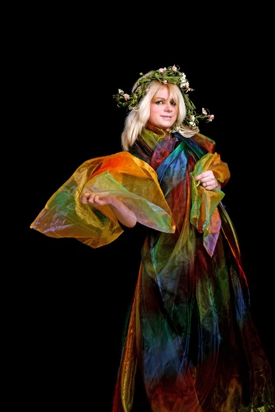 Блондинка, загорнута в кольоровий шовк ми — стокове фото