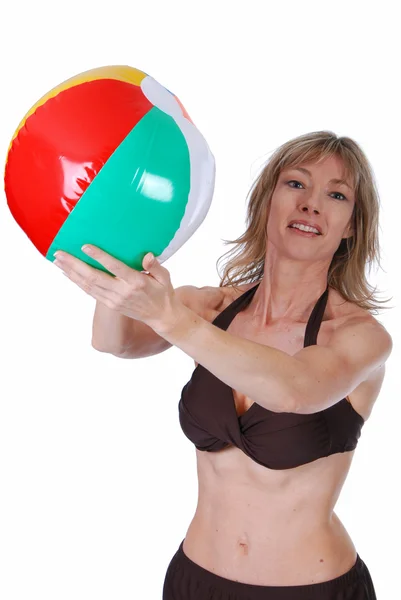 金髪の女性のビーチ ボールをキャッチ — ストック写真