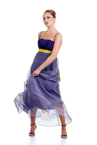 Жінка в танці фіолетову сукню — стокове фото