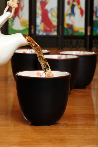 Ázsiai gyógynövény tea öntik — Stock Fotó