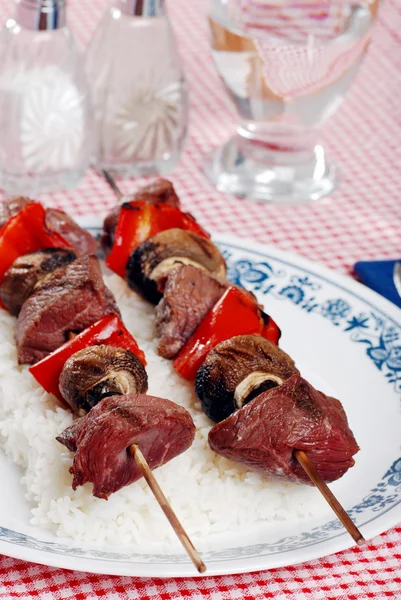 Kabobs de carne com cogumelos pimentos vermelhos — Fotografia de Stock