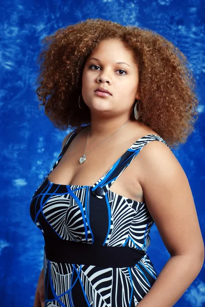 Zwarte vrouw draagt blauwe en zwarte jurk — Stockfoto