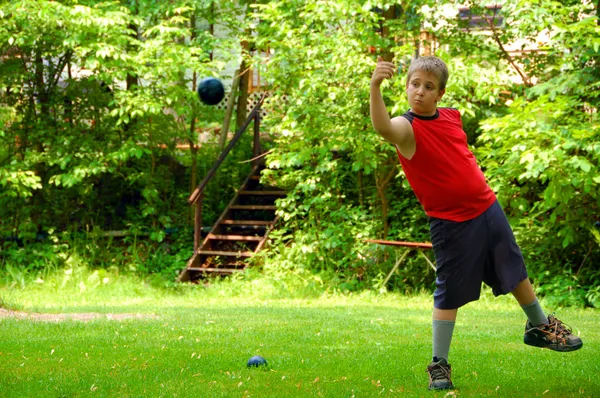 Хлопчик грає бочча м'яч — стокове фото