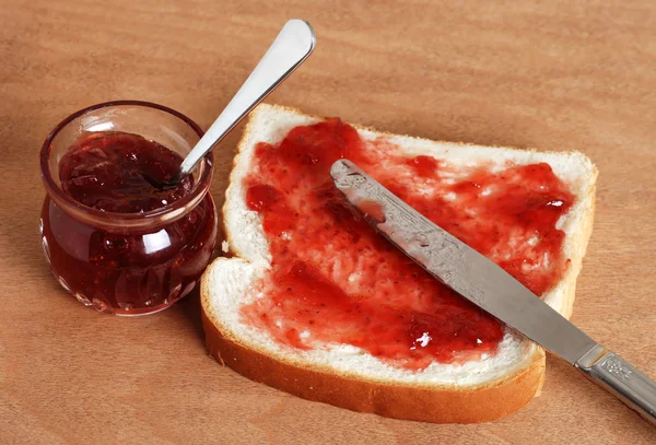 Bread and jam with knife — Stock Photo, Image