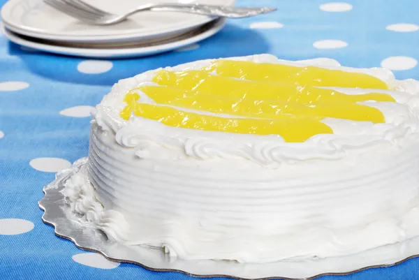 Vanilj citron tårta med tallrikar och gafflar — Stockfoto