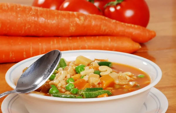 Sopa de verduras con una cuchara — Foto de Stock