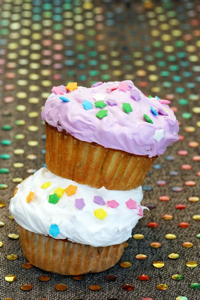 Λευκό και μοβ στοιβάζονται cupcakes — Φωτογραφία Αρχείου