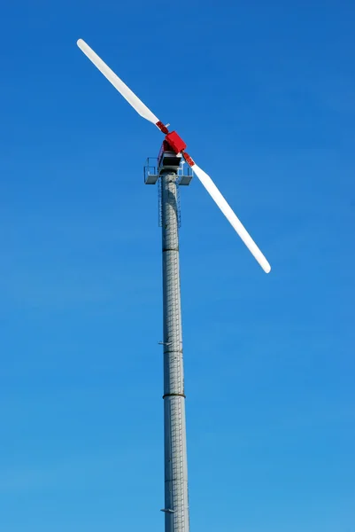 Weiße und rote Windmühle — Stockfoto