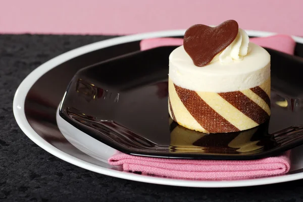 Dessert gâteau blanc sur rose et noir — Photo