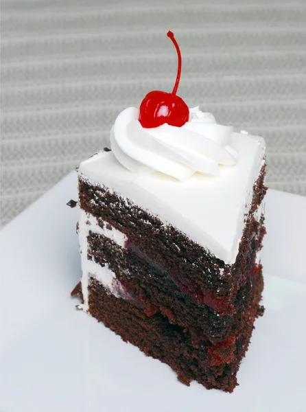 Gâteau de la forêt noire avec une cerise — Photo