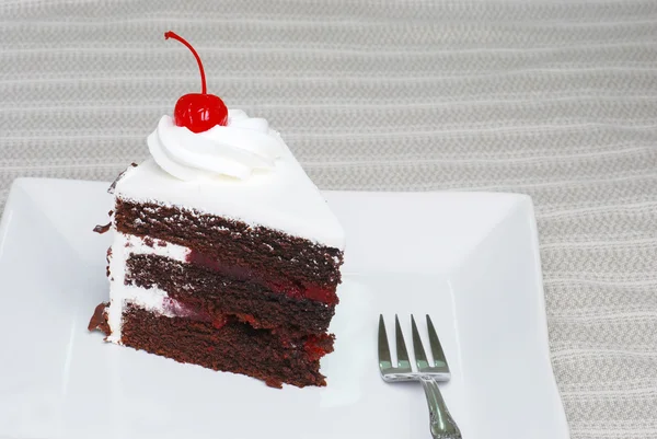 Черный лесной торт с вилкой — стоковое фото