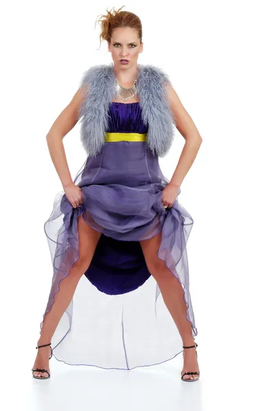 Женщина поднимает свое фиолетовое платье — стоковое фото