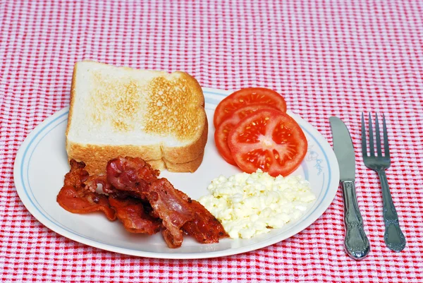 Bacon Œufs brouillés et tomate — Photo