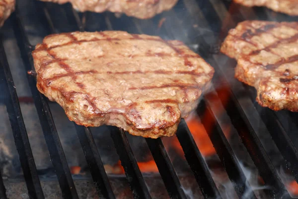 Hambúrguer churrasco na grelha com chamas — Fotografia de Stock