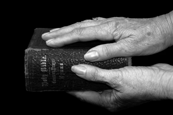 Bibeln med händer — Stockfoto