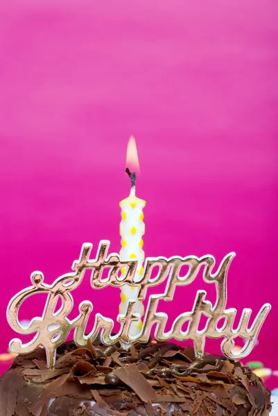 記号のクローズ アップとろうそくの誕生日ケーキ — ストック写真
