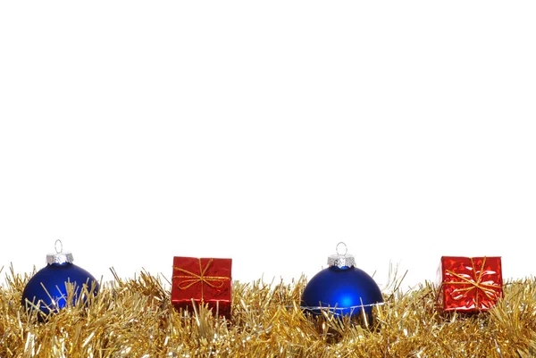 Blaue Weihnachtskugeln und Geschenke — Stockfoto