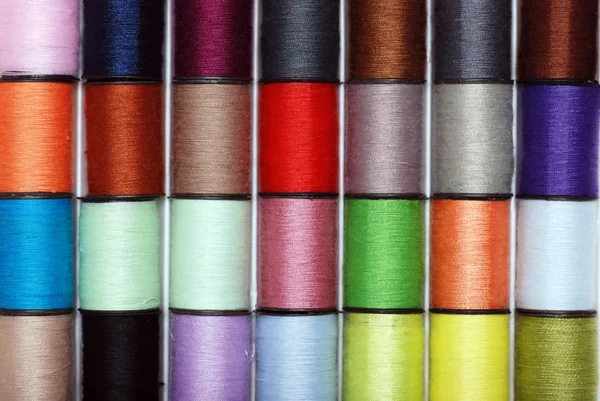 Filo colorato per cucire — Foto Stock