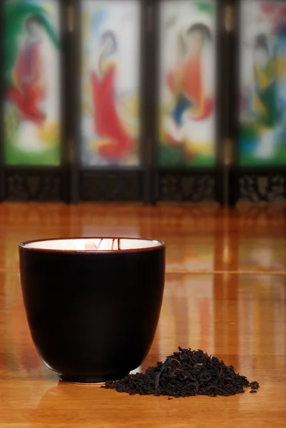 Азиатская чашка чая с травяными листьями — стоковое фото