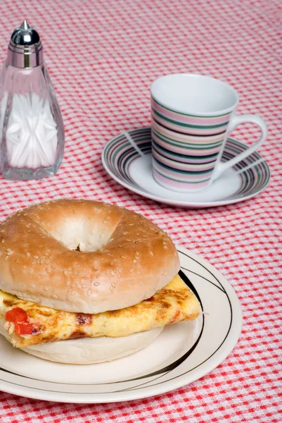 Sandwich bagel et omelette — Photo