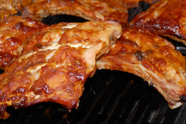 Barbecue spareribs op een grill — Stockfoto