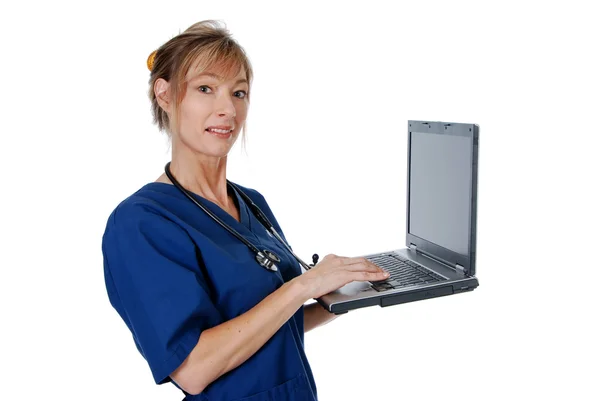 笔记本电脑的中间岁的护士 — 图库照片