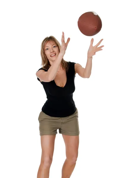 Femmes d'âge moyen attrapant un football — Photo