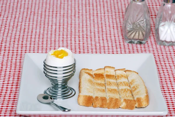 薄切りトーストに半熟卵 — ストック写真