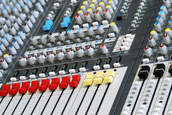 Placa de som mixer foco vermelho controle deslizante branco — Fotografia de Stock