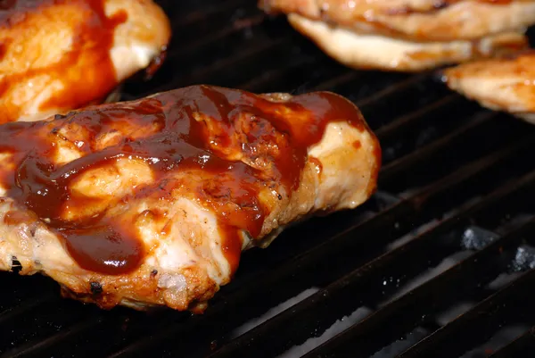 Poitrine de poulet barbecue sur un gril — Photo