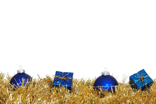 Blaue Ornamente in Goldgirlanden — Stockfoto