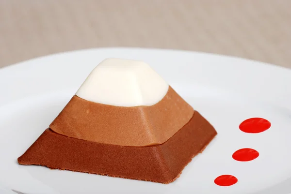 Camada de chocolate pirâmide bolo framboesa — Fotografia de Stock