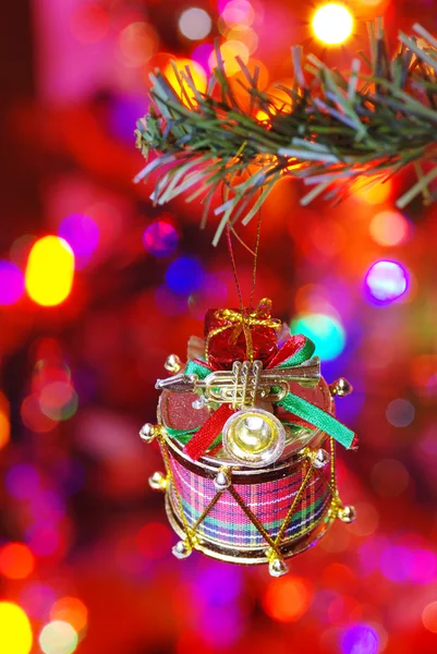 Kerstmis trommel ingericht op een tak — Stockfoto