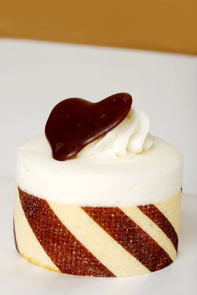 Cierre pastel de chocolate blanco con dulces — Foto de Stock