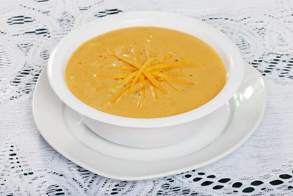 Gros plan de soupe au fromage cheddar râpé — Photo