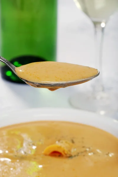 Fechar a sopa de queijo cheddar colherada — Fotografia de Stock