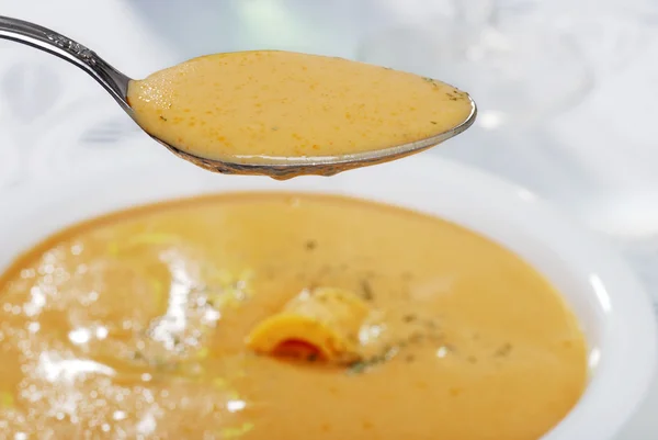 Colher cheia de sopa de queijo cheddar — Fotografia de Stock