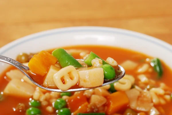 Colher cheia de sopa de legumes — Fotografia de Stock