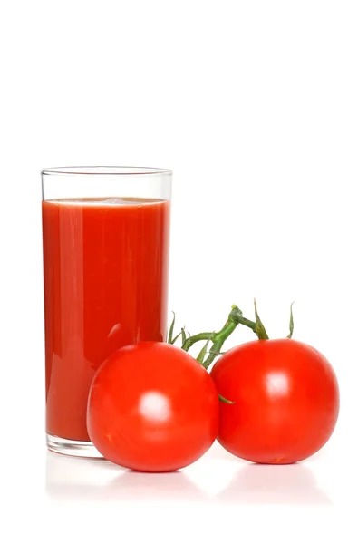 Jugo de tomate con dos tomates maduros de vid —  Fotos de Stock
