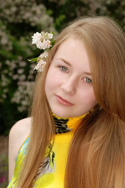 Молода жінка-підліток з квіткою — стокове фото