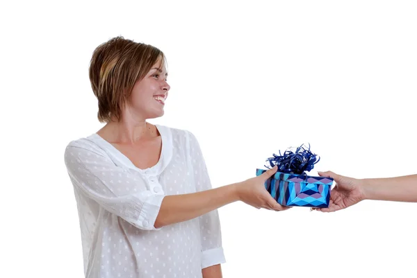 Junges Mädchen erhält ein Geschenk — Stockfoto