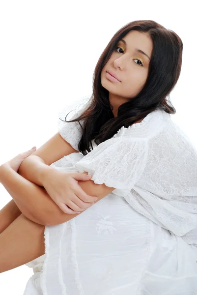 Jeune femme hispanique assis bras croisé — Photo