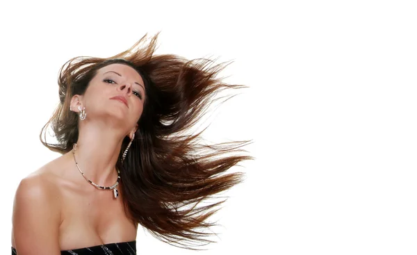Брюнетка жінка задувною її волосся — стокове фото