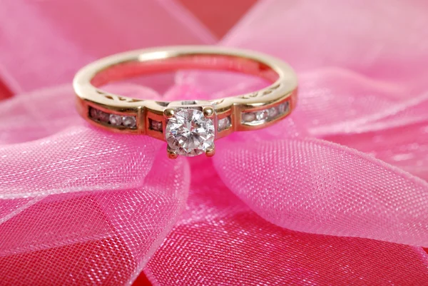Closeup diamantring op roze lace — Stockfoto