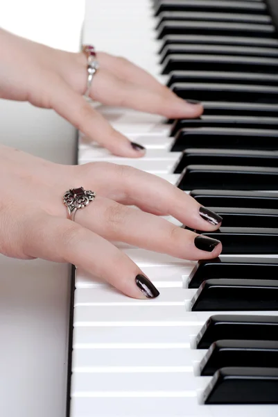Fechar as mãos tocando um piano — Fotografia de Stock