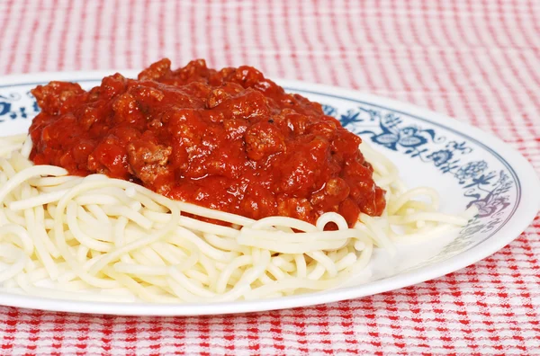 Zbliżenie długi makaron spaghetti z mięsem — Zdjęcie stockowe