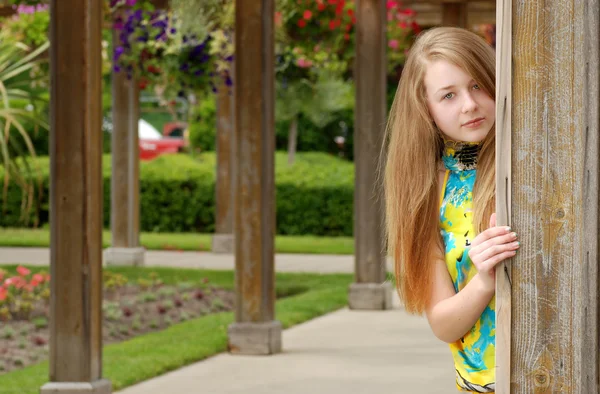 Vrouwelijke tiener in een tuin — Stockfoto