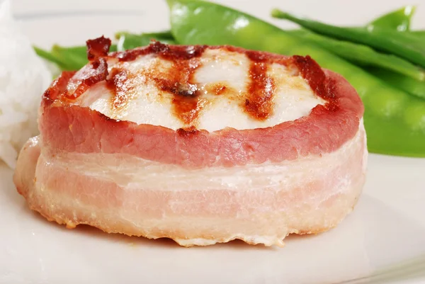 Bacon wrapped chicken with snow peas — Stock Photo, Image